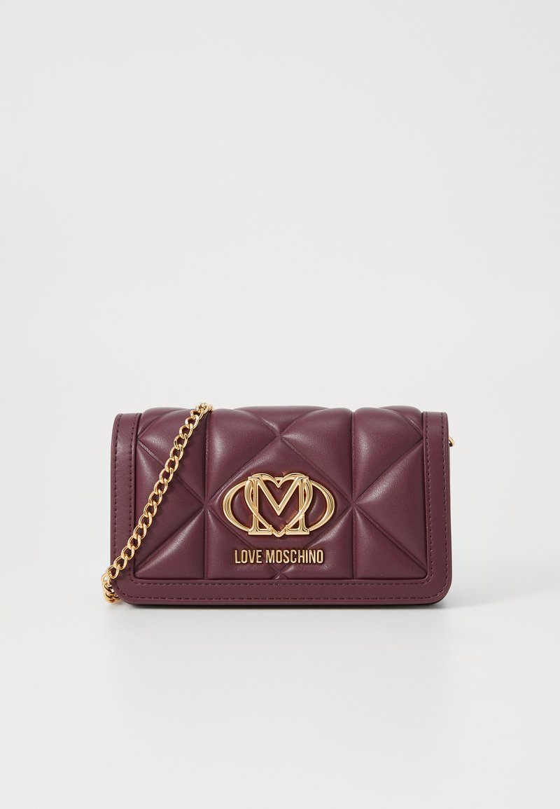 Bordo krāsas sintētiskās ādas maku ar zelta ķēdes siksnu, kuram ir zelta "Love Moschino" logotips un dimanta raksta tekstūra.