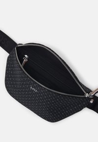 Černý látkový ledvinka s geometrickým vzorem, se zipovým otvorem, jednou vnitřní kapsou a nastavitelným popruhem s logem značky.