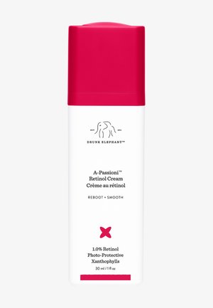 Weiße Flasche mit einem leuchtend pinken Deckel, der schwarzen Text enthält. Enthält Retinol-Creme, 30 ml. Glatte Oberfläche mit minimalistischem Design.