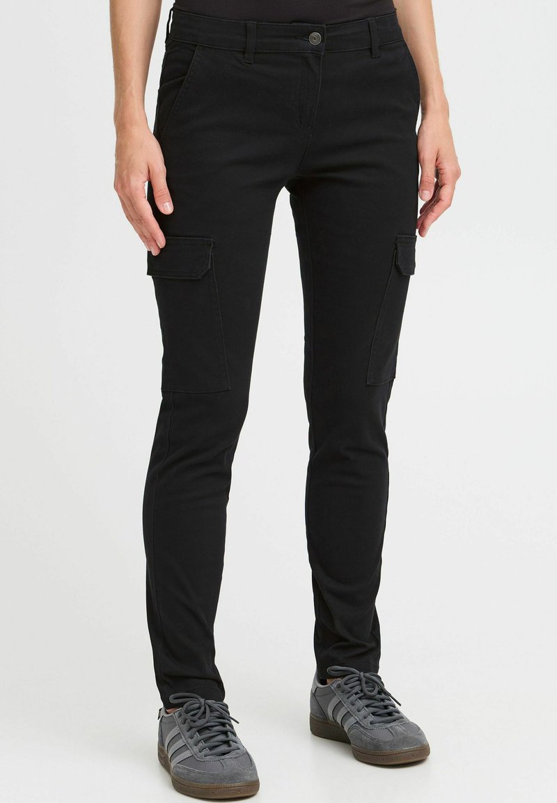 Zwart cargopantalon van een katoenmix, met twee zijzakken, taps toelopende pijpen en een knoopsluiting in de taille.