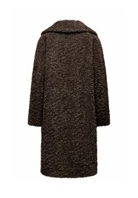 Cappotto di pelliccia finta riccia di un lungo colore marrone scuro, con colletto ampio e maniche lunghe, mostrato da dietro su uno sfondo bianco.