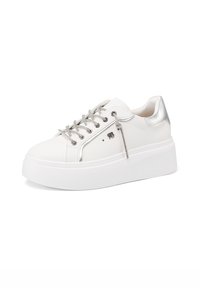 Sneaker bianco in ecopelle con tallone metallico argentato, chiusura con lacci, dettaglio decorativo a catena e una spessa suola piattaforma bianca.
