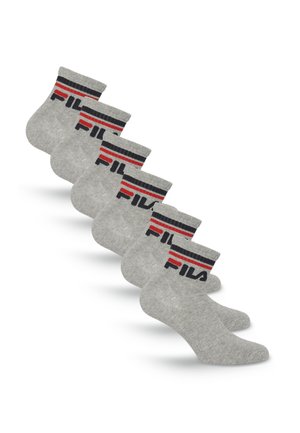 Zes paar grijze enkelsokken met zwarte en rode strepen en het FILA-logo op de boord, diagonaal gerangschikt.