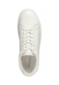 Sneaker in pelle bianca con finitura testurizzata, punta tonda e chiusura con lacci. All'interno si vede il nome del marchio "WITTCHEN" sulla soletta.