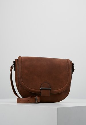 Braune Leder-Umhängetasche mit verstellbarem Riemen und Überschlag mit kleinem horizontalen Metallakzent, auf weißer Oberfläche ausgestellt.