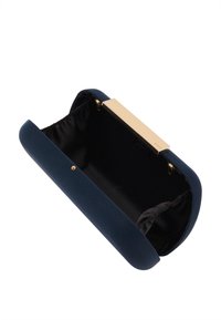 Pochette bleu marine en tissu lisse avec un fermoir doré. L'intérieur est noir avec une texture plissée, offrant de l'espace pour de petits objets.