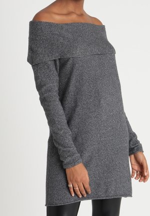 Pull long à manches longues et décolleté asymétrique en gris foncé, doté d'une texture douce et d'une coupe ample. L'ourlet tombe sous les hanches pour une bonne couvrance.
