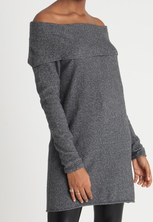Schulterfreier, langärmeliger Pullover in Dunkelgrau mit weichem Material und lockerer Passform. Der Saum reicht unter die Hüften für zusätzlichen Schutz.
