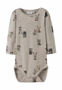 Langdellige baby rompertje in zachte beige stof met dierenprints. Heeft een klassieke halslijn en drukknoopsluitingen aan de onderkant voor gemakkelijk aan- en uittrekken.