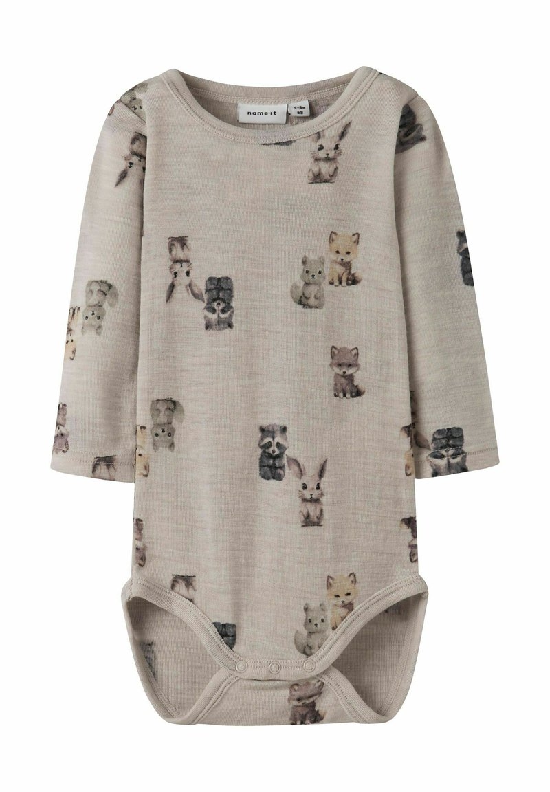 Langdellige baby rompertje in zachte beige stof met dierenprints. Heeft een klassieke halslijn en drukknoopsluitingen aan de onderkant voor gemakkelijk aan- en uittrekken.