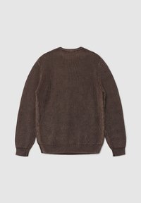 Maglione marrone a coste, caratterizzato da maniche lunghe, scollo a girocollo e una finitura testurizzata. L'orlo e i polsini sono anch'essi a coste.