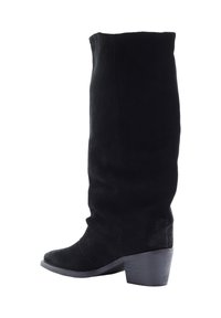 Czarne kozaki do kolan wykonane z miękkiego zamszu, z okrągłym noskiem i szerokim obcasem. Gładka tekstura z luźnym krojem. Bez ozdób.