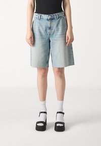 ONLY RUTH LOOSE LONG  - Jeansshorts - light blue denim