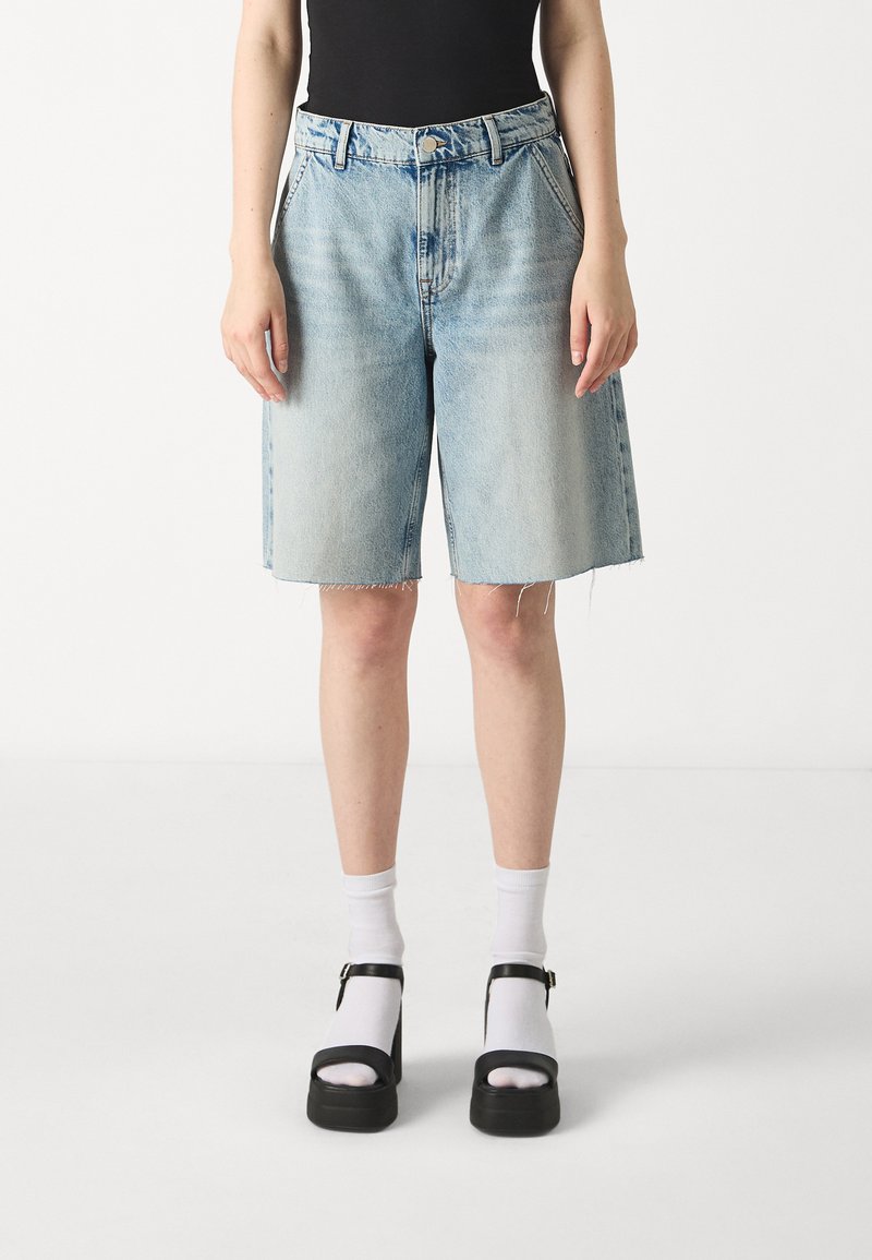 ONLY RUTH LOOSE LONG  - Jeansshorts - light blue denim