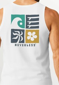 Weißes Tanktop mit buntem Grafikdesign in vier Quadraten: Welle, Blumen und zwei weiteren abstrakten Mustern. Enthält das Logo "NEVERLESS".