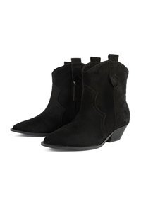 Botine din suede negru, cu vârf ascuțit, toc jos, cusături decorative pe laterale și bucle pentru o purtare ușoară.