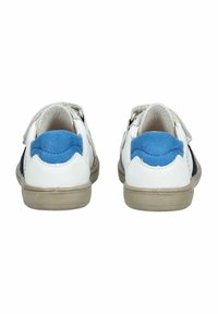 Weiße und blaue Kinderschuhe mit Klettverschlüssen, strukturiertem blauen Fersenakzent und einer beige gummierten Sohle. Geeignet für die Freizeit.