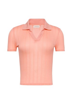 Hellkorallenrotes Polohemd mit strukturiertem Rippenstoff, kurzen Ärmeln und klassischem Kragen mit leicht geöffnetem Ausschnitt.