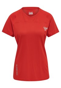 Červené sportovní tričko vyrobené z materiálu odvádějícího vlhkost. Má krátké rukávy, kulatý výstřih, texturovaný povrch a logo na hrudi.
