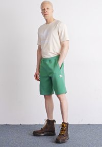 adidas Originals ESSENTIAL - Treniņtērpa apakšdaļas - preloved green