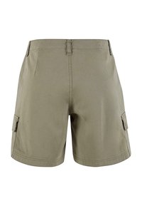 Khaki cargo krótkie spodenki z bocznymi kieszeniami, płaskim przodem i gładką fakturą materiału. Projekt zawiera szlufki na pasek i luźny krój.