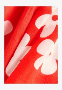 Selezionato, red floral