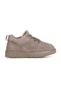 Sneakers bassi in suede marrone con design stringato, dettagli texture e fodera in fleece. Presentano una suola in gomma robusta con scanalature.