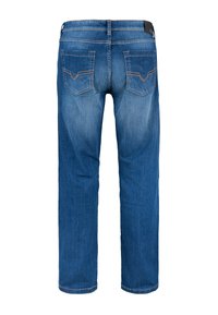 Vaqueros de mezclilla azul con corte recto, cuentan con dos bolsillos traseros, detalles de costura en naranja y una cintura clásica con pasadores para cinturón.