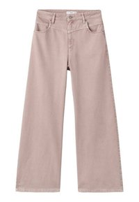 Pantalones de pierna ancha en una suave tela rosa empolvado. Presentan un diseño clásico de cinco bolsillos y pasadores para cinturón, con una textura de superficie lisa y sencilla.