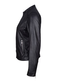 Veste de moto en cuir noir avec fermeture éclaire à l'avant, poches latérales, accents côtelés aux épaules et silhouette ajustée.