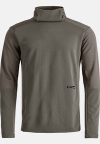 Herren Langarm-Pullover in Olivgrün; verfügt über einen hohen Kragen, eine strukturierte Vorderseite und glatte Seitenpaneele mit einem Etikett am unteren Rand.