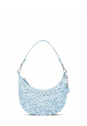 Světle modrá kabelka přes rameno s květinovou aplikací, zaobleným tvarem, hladkým povrchem a kovovými doplňky na popruhu.