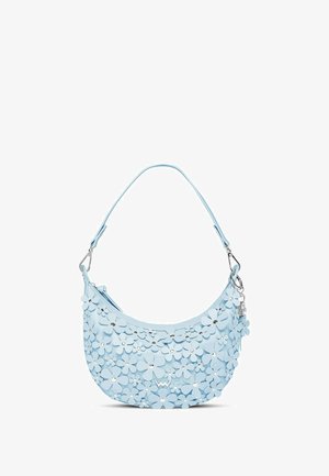 Světle modrá kabelka přes rameno s květinovou aplikací, zaobleným tvarem, hladkým povrchem a kovovými doplňky na popruhu.
