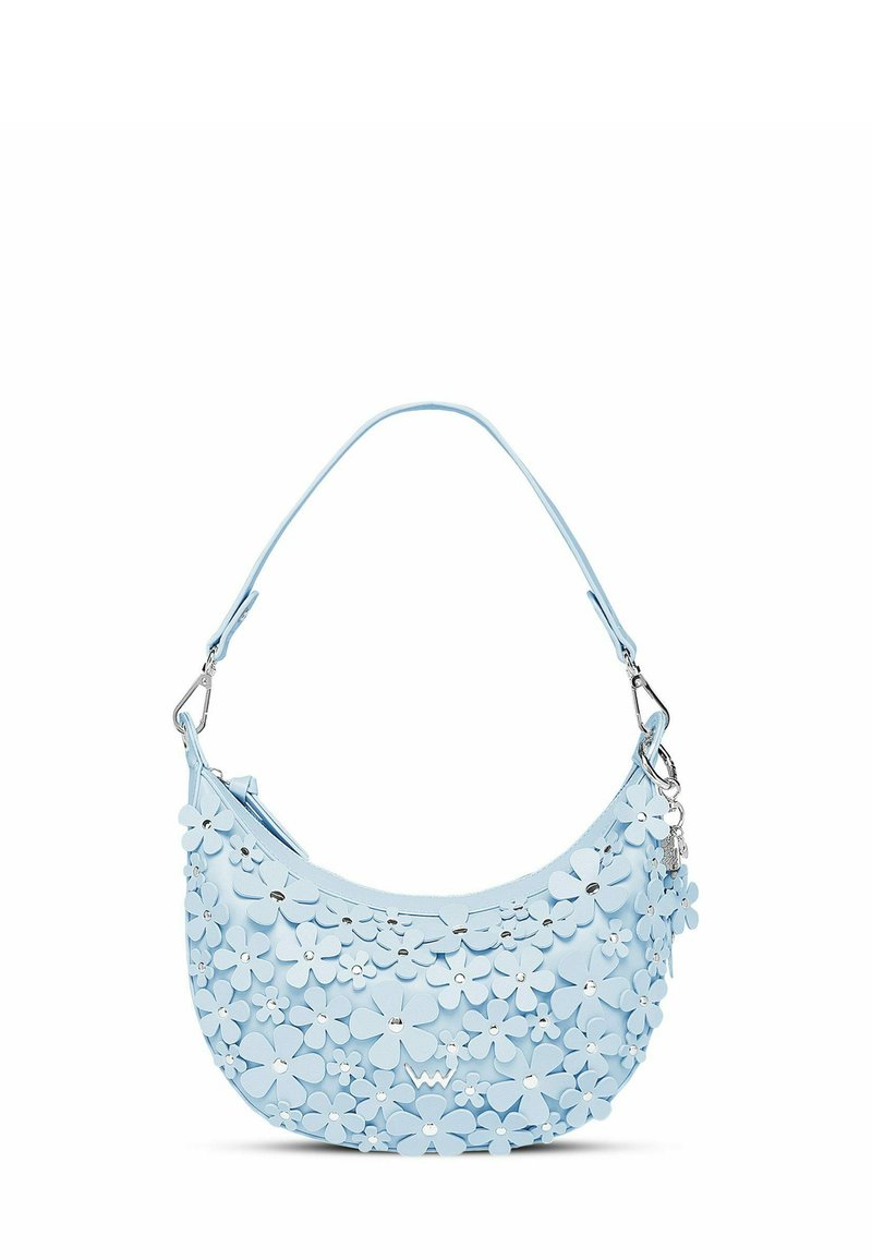 Světle modrá kabelka přes rameno s květinovou aplikací, zaobleným tvarem, hladkým povrchem a kovovými doplňky na popruhu.