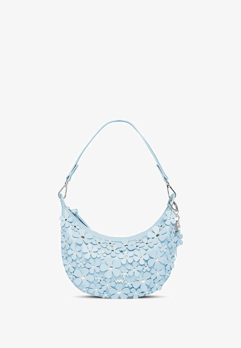 Světle modrá kabelka přes rameno s květinovou aplikací, zaobleným tvarem, hladkým povrchem a kovovými doplňky na popruhu.