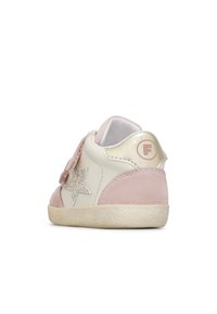 Scarpa per bambini bianca e rosa con tacco in suede pink testurizzato, accento a forma di stella glitterata e dettagli metallici dorati sul retro.