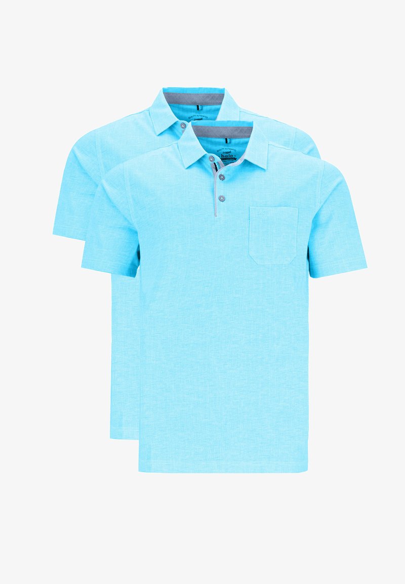 Vaaleansiniset polo-paidat, joissa on teksturoitu kangas, lyhyet hihat, kolmella napilla varustettu nappilista ja vasemmalla puolella etutasku.