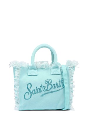 Jasnoniebieska torba materiałowa z frędzlami na krawędziach i haftowanym napisem „Saint Barth” na przodzie w ozdobnym stylu pisma.