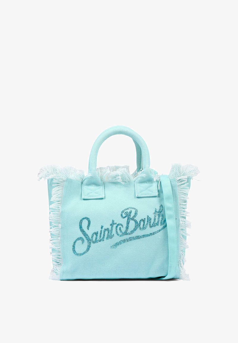 Sac fourre-tout en tissu bleu clair avec des bords à franges et « Saint Barth » brodé à l'avant en écriture décorative.