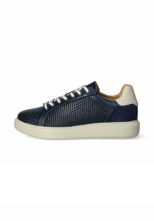 Sneaker in pelle perforata blu con suola crema e dettagli marroni chiari. Presenta lacci tondeggianti e un pannello posteriore liscio.