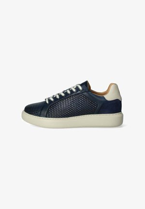 Sneaker in pelle perforata blu con suola crema e dettagli marroni chiari. Presenta lacci tondeggianti e un pannello posteriore liscio.