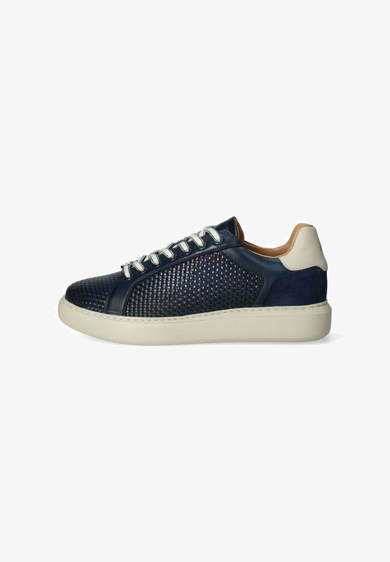 Sneaker in pelle perforata blu con suola crema e dettagli marroni chiari. Presenta lacci tondeggianti e un pannello posteriore liscio.