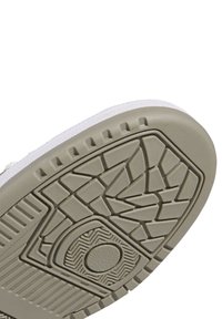 Biała podeszwa sneakerów z teksturowanym gumowym wzorem. Posiada wzorzystą powierzchnię dla lepszej przyczepności, gładkie krawędzie i zaokrąglony obszar palców.