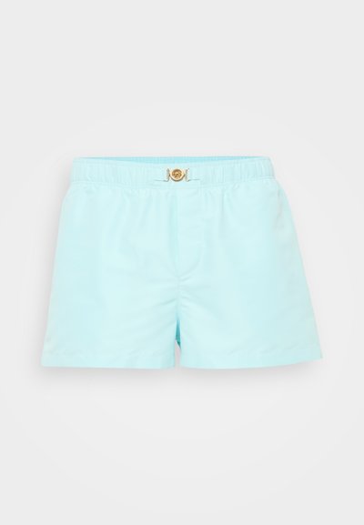 Shorts de baie de culoare albastru deschis, realizati dintr-un material neted, cu o talie elastică și un clips decorativ de culoare aurie la mijlocul frontal.