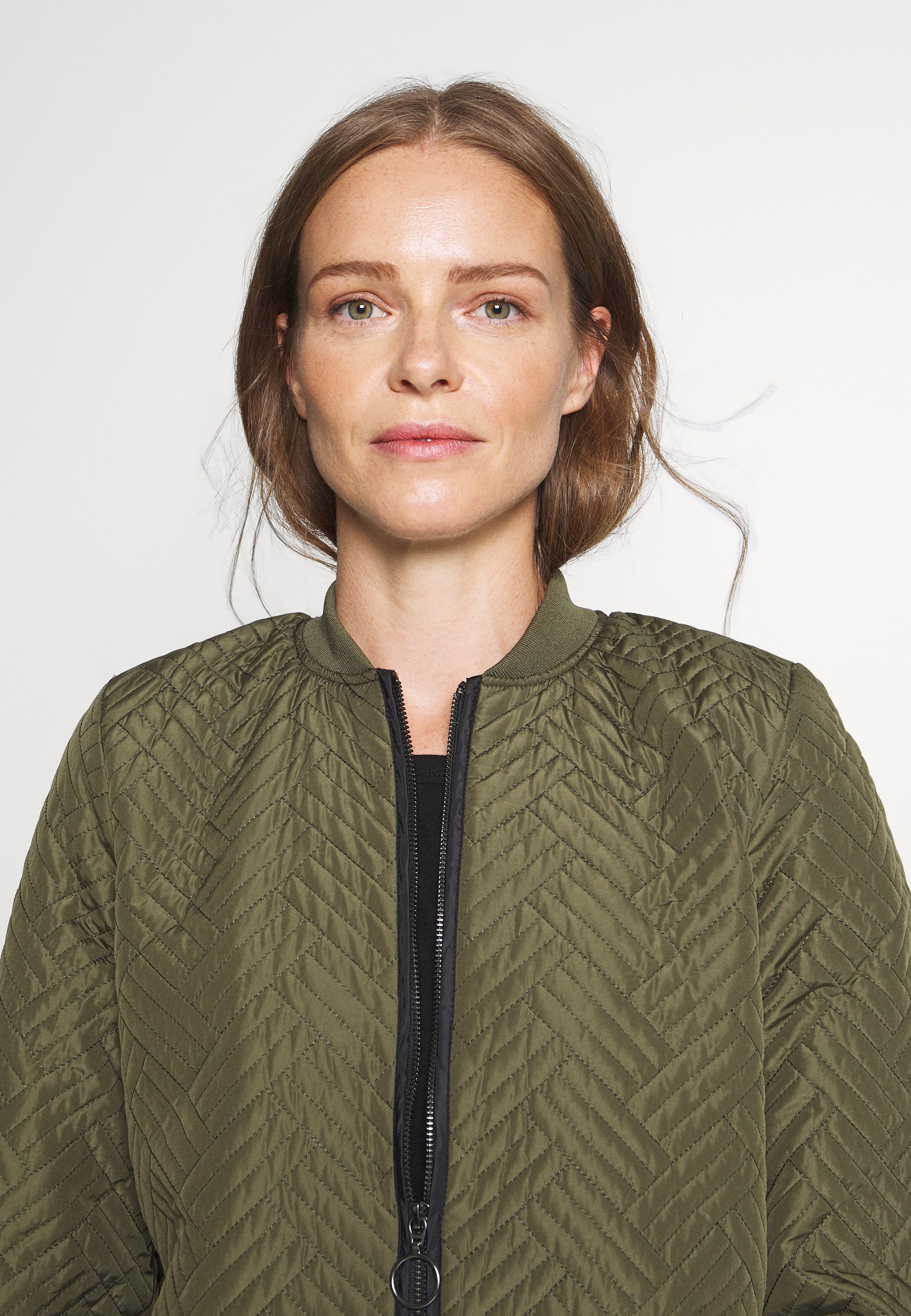 Kaffe KAMICA QUILTED COAT Kort kåpe frakk grape leaf Kaffe KAMICA QUILTED COAT Kort kåpe frakk grape leaf