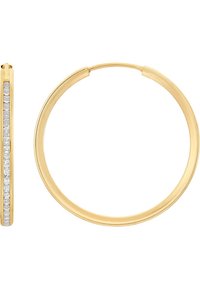 Gouden oorringen met een verticale rij van kleine, heldere edelstenen aan één zijde, met een gladde, gepolijste afwerking.