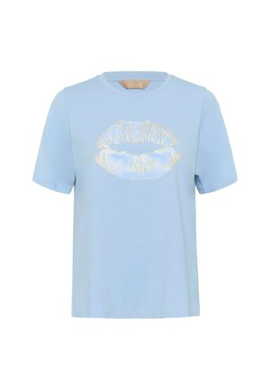 Tricou din bumbac bleu deschis, cu mâneci scurte și un imprimeu mare cu buze aurii și albe pe partea din față. Guler rotund, croială lejeră.