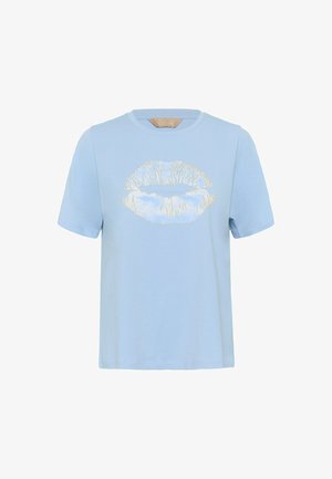 Tricou din bumbac bleu deschis, cu mâneci scurte și un imprimeu mare cu buze aurii și albe pe partea din față. Guler rotund, croială lejeră.