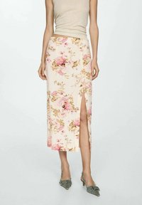 Krémová květinová midi sukně s růžovými a zlatými akcenty, s bočním rozparkem. Vyrobena z lehkého materiálu s hladkou strukturou.