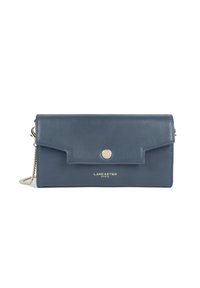 Clutch bag in pelle blu di Lancaster Paris con bottone dorato e tracolla a catena, forma rettangolare, con patta pieghevole.
